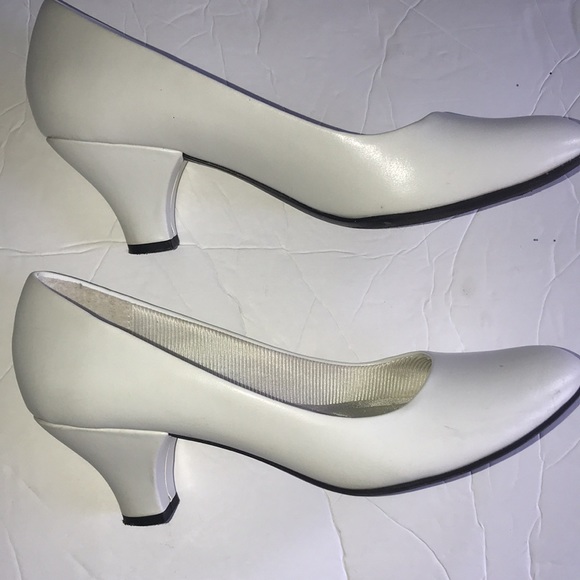 Women’s Easy Street Heels - Picture 7 of 11